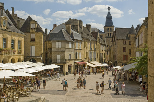 1118994-sarlat-la-caneda-et-son-abbaye-benedictine.jpg